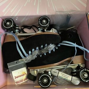 Moonlight Roller Skates - The Moon Boot Quad Roller Skates Extra Laces Jam Plugs
